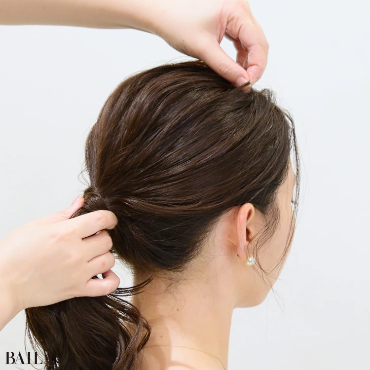 大野みおさん 全体のバランスを見ながらランダムに髪を引き出して崩します。サイドは耳に少しかぶせるように崩すと抜け感が出ます。反対側も同様に。