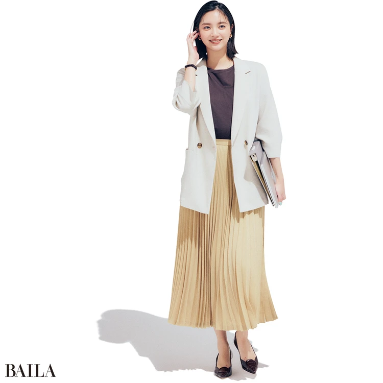 軽快な淡色ジャケットを軸にすれば柔和な印象は簡単【BAILA今日のコーデ】