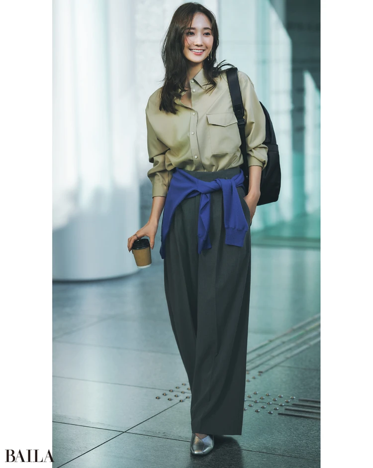 《DAY12》午前はリモートで、お昼過ぎから出社。シックな配色のシャツをまとい颯爽と！