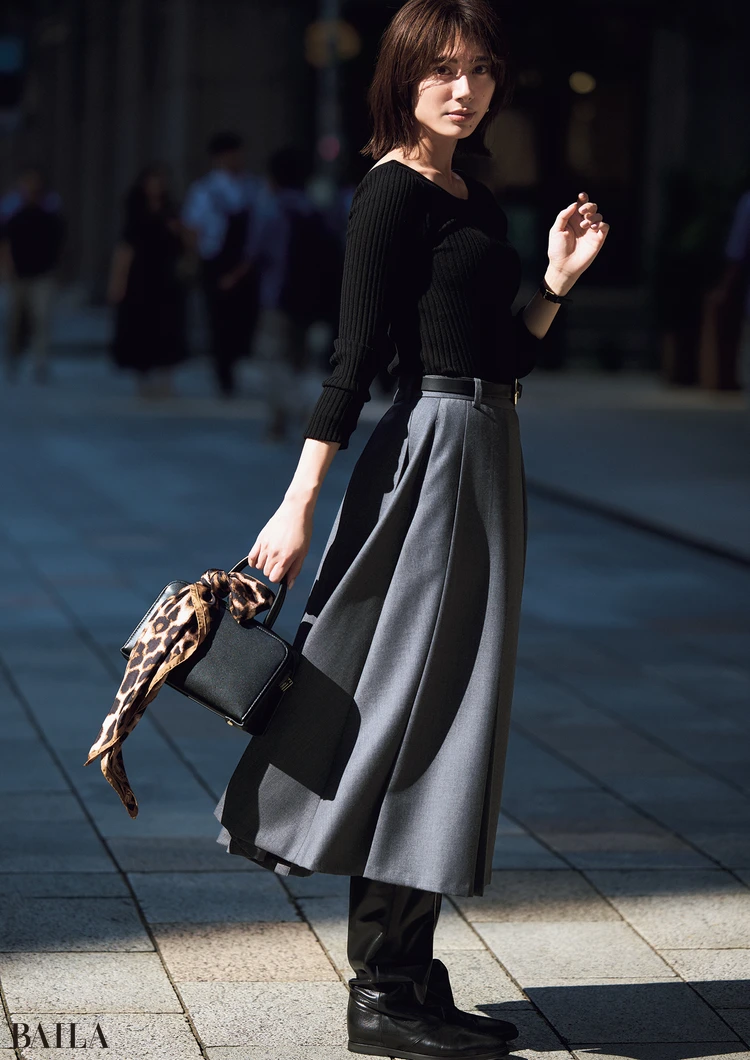 土屋巴瑞季　スカート￥80300／リトルリーグ インク（エブール）　ニット￥35200／フィルム（ソブ）　ピアス￥29700／フォーティーン ショールーム（モニス）　時計￥17600／クルース　ベルト￥14300／ウィムガゼット ルミネ新宿店（ザ ポーズ）　バッグ￥51700／エルディスト ショールーム（プンティ）　スカーフ￥22000／マニプリ　靴￥47300／プレインピープル青山（プレインピープル）