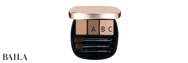 ブルームニュアンス ブロウパレット 01 ￥3850／ジルスコントゥアリング パウダーアイブロウ BR302 ￥5170／コスメデコルテチュアート　ビューティ