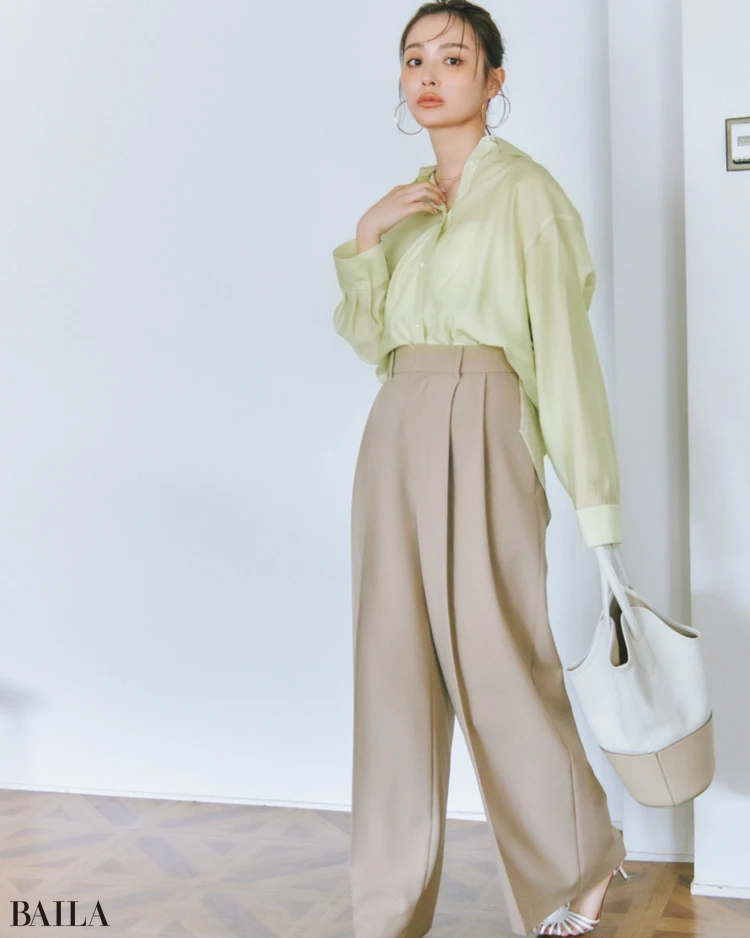 エアリー感のあるブラウスで快適通勤【BAILA今日のコーデ】