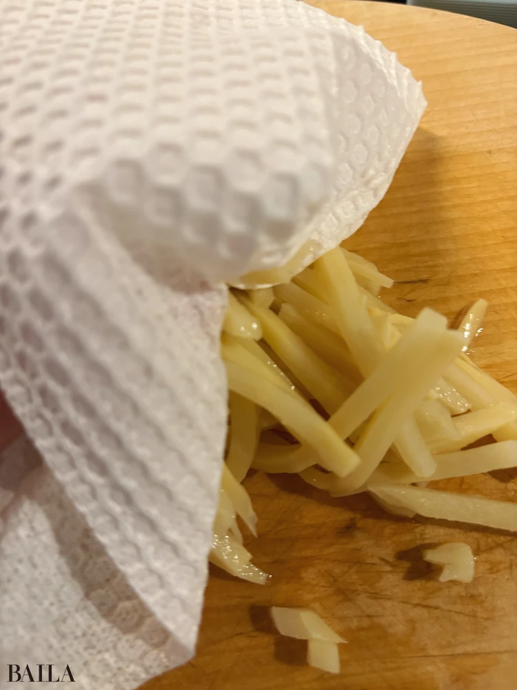 長谷川あかり ご自愛ごはん ルースー飯 たけのこの水気を拭いているところ