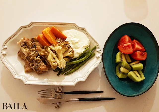 「ズボラなので、鶏肉or魚と野菜をグリルに入れるだけ。この日は付け合せのソースからも、たんぱく質を摂取できるようにしました(森永乳業のヨーグルトの「パルテノ」を使って、たんぱく質を10gに調整しています)。ただ市販のプロテインは意外とカロリーが高いものが多いので、食事から必要量を摂取するのが理想です」(門さん)