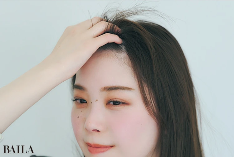 《3》髪の毛についたパウダーが白浮きして目立たないよう、その都度手でささっとほぐしてなじませるとベター。