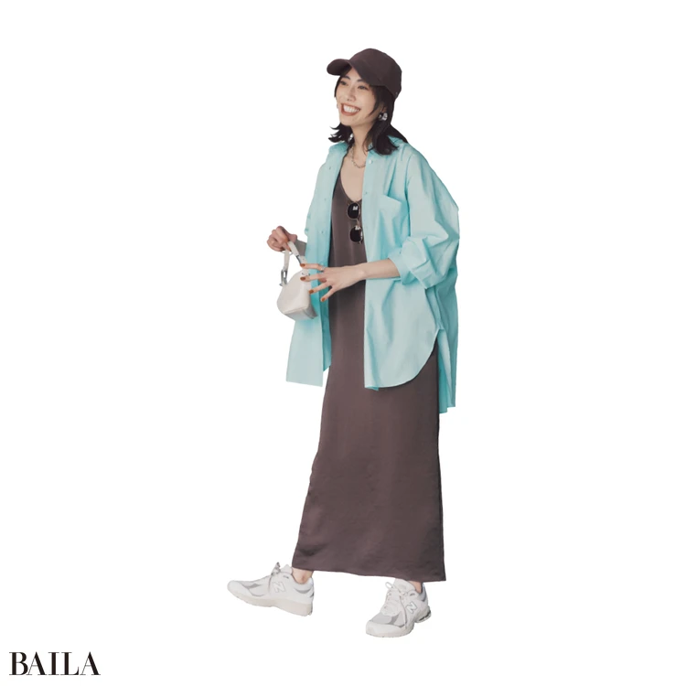 チョコミントみたいな色使いでブラウンをフレッシュに楽しむ【BAILA今日のコーデ】