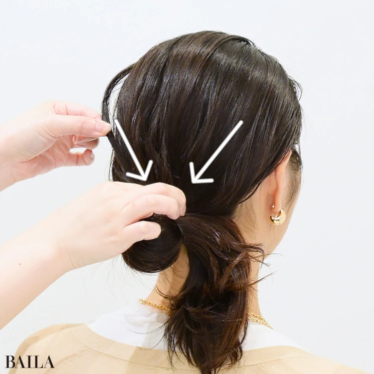 藤川美央さん 今度は少し手を上に移動させ、12時と3時の間。12時と9時の間の髪をつまんで引き出します。