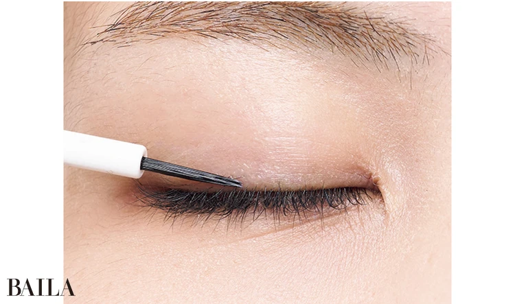 《1》刷毛タイプを根元に塗る