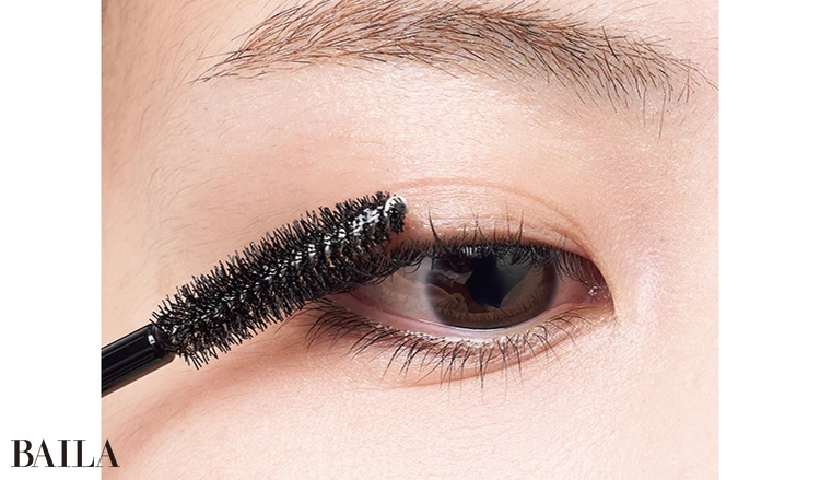 《3》上からもまつげを挟むように塗る