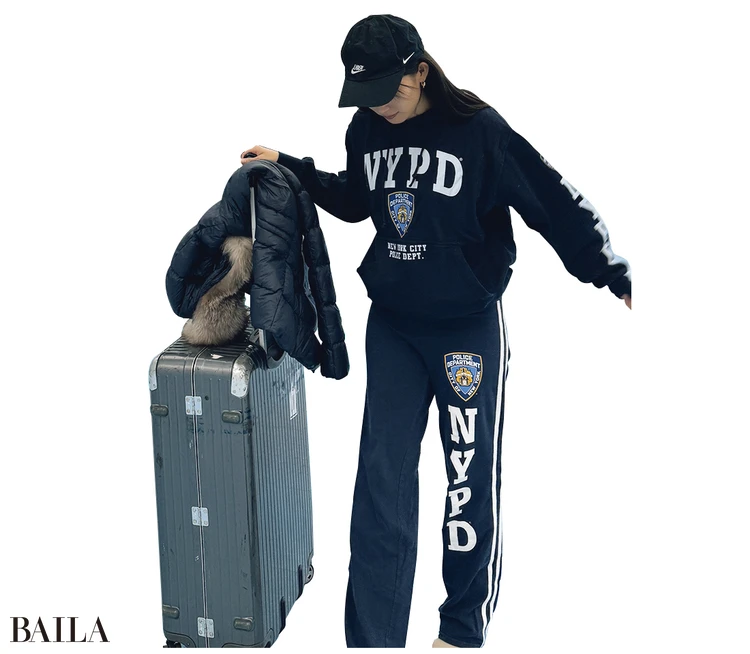 諸田景子さん (35歳). Tops/ NYPD Pants/ NYPD Suitcase/ RIMOWA