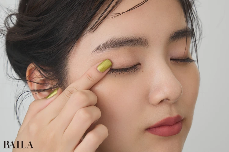 新川優愛　　プロセス１　ピンクベージュで上下まぶたをぐるりと囲む