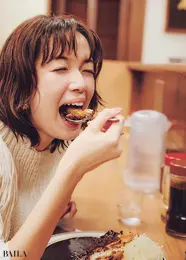 佐藤栞里がキッチン南海のカツカレーを食べる様子