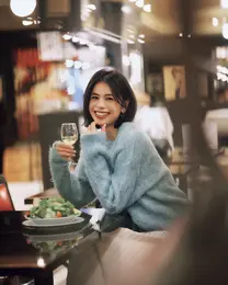 気心知れた仲間たちととことん盛り上がる恒例の新年会。  はっと目を引く華やかなグリーンと親しみやすくてやわらかな起毛感。  一枚で素敵に着映えるシャギーニットが素顔の私を自然に格上げしてくれる。 