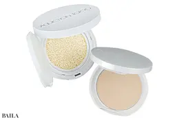 （右）アディクション スキンケア UV タッチアップクッション 001　SPF45・PA+++ 12g ￥5830（セット価格）／アディクション ビューティ　 （左） トランシーノ 薬用UVパウダーEX （医薬部外品） SPF50+・PA++++ UV耐水性★★ 11g ￥3300／第一三共ヘルスケア