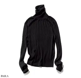 2 黒タートルは一枚で着ても中に仕込んでも。上質なメリノウールの使用で暖 かさも◎。ニット￥34100／ザ ショップ スローン 新静岡セノバ店（スローン）