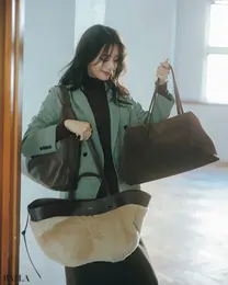 万能なツヤレザーや洒落感のスウェード、変化球のレザー×ファーコンビ。どれもウォルナットを選べば即・旬顔に