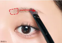 《4》眉頭をブラシ1つ分空けてパウダーを全体になじませる