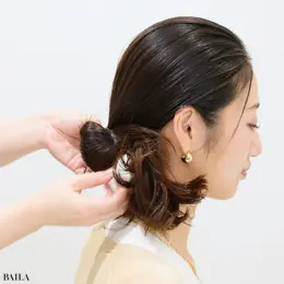 藤川美央さん   ゴムに毛束を通して１回ひとつに結んだ後、２回目にゴムに髪を通して引き出す際に、途中でストップしてお団子にします。