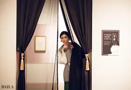 市川紗椰 　三菱一号館美術館　ビアズリー展　「18歳未満は立ち入り禁止」と注意書きがされ、黒猫が見張るカーテンつきの展示室