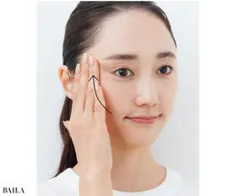 《2》こめかみに向かって引き上げて10秒キープ。この流れを左右×5回。