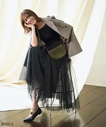 土屋巴瑞季　スカート￥25300／エレンディーク　ニット￥24200／コンテ 青山店（ナイスナイスモーメント フォー コンテ）　ジャケット￥84700／ホワイトオフィス（クチュール ド アダム）　ピアス￥68200／フォーティーン ショールーム（ミチウィルウェイ）　ネックレス￥103400／ココシュニック　時計￥17600／クルース　バッグ￥152900／ブルーベル・ジャパン（ワンドラー）　靴￥60500／エフイーエヌ（プリティ・バレリーナ）