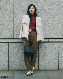 レディなスカートも難なく受け止める 包容力満点の美形コートスニーカー