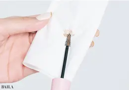 《9》眉マスカラを軽くティッシュオフ