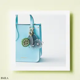 チャーム（右）￥25300・（左）￥30800（ 6 月発売予定）／アンテプリマジャパン（アンテプリマ/ワイヤーバッグ）　（中）￥13200／ボナベンチュラ　バッグ￥36300／エスピービー（ケンブリッジ サッチェル）