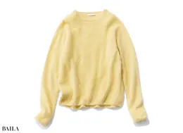 1 まろやかなイエローが目を引く。ニット￥67100／エイトン青山（エイトン）