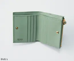 プラダの二つ折りスリム財布の中