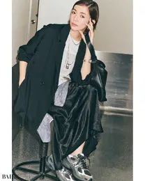 いつものＴシャツ×スニーカーを味変するドライな黒ジャケのモード感