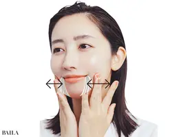 口角の下に扇状に広がる＂口角下制筋＂を刺激する。この筋肉部分に指を添え、肌につけたまま左右に揺らして筋肉をゆるめる。