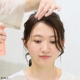 大野みおさん おでこの分け目の髪を持ち上げ、立ち上がりをつけるようスタイリングスプレーでセット。固めずに形をふんわりキープしてくれるタイプのスプレーがおススメです