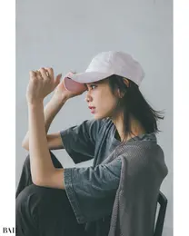 やんちゃなキャップをピンクで取り入れるのが大人の遊び心