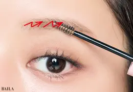 《10》眉マスカラをジグザグと全体に塗る