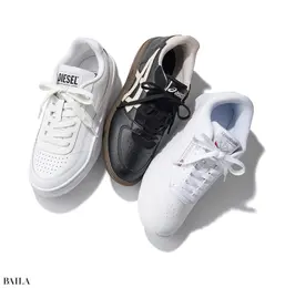 白と黒のレザー調スニーカー