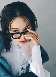 構築的でミニマルな地金リングを重ねて、知的モダンな女性像に