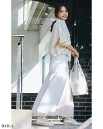 スカートのときは 足もとに抜けをつくってメリハリを意識！！　