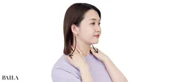 《4》手のひらでアイロンをかけるように、胸鎖乳突筋に圧をかけながら下方向へリンパを流す。首もとのシワを伸ばす狙いも。