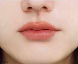 人中短縮には 2色リップをオーバーに塗って
