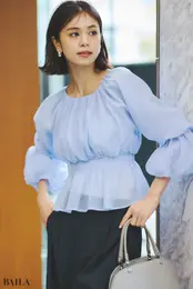 ナチュラルビューティベーシック　シアーギャザーペプラムブラウス　モデル着用画像