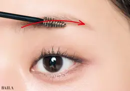 《11》眉頭から眉尻まで 眉マスカラでスッととかす