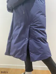 ウルトラウォームハイブリッドダウンロングコート／￥19900（ユニクロ）　足元のスリットディテール