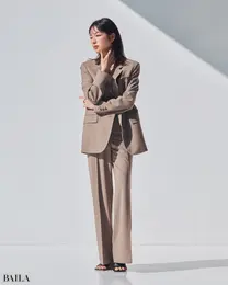 仕立てのよいベーシックなセットアップは カジュアルな小物合わせが好バランス