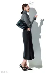 土屋巴瑞季　スカート￥50600／エストネーション（コラム）　ニット（12月上旬発売予定）￥22000／オンワード樫山（アンクレイヴ）　ピアス￥16500・バッグ￥38500／エルディスト ショールーム（ジャミレイ）　靴￥40700／ピモンテ（ファビオルスコーニ）
