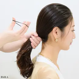 襟足の位置でひとつにまとめ、100均で売っているような、細いビニールゴムでまとめます。髪の量が多い場合や、しっかりとまとめたいときは２個使用してもOK。