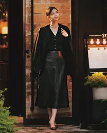 とっておきのデートを控えた金曜日、華やかな黒スカートに手が伸びた。モノトーンでシックにまとめたら、会った瞬間に﹁素敵だね﹂って、嬉しいひと言。可愛いだけじゃない凜とした一面に惹かれたみたい。