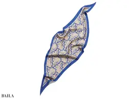 スカーフ（137×42）￥9900／オンワード樫山（23区）