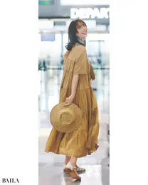 こっくりしたベージュのワントーンは 表情のある小物で高揚感をプラス