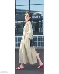 アイボリーに近い薄めベージュは デニム生地をこなれた軽さに更新する